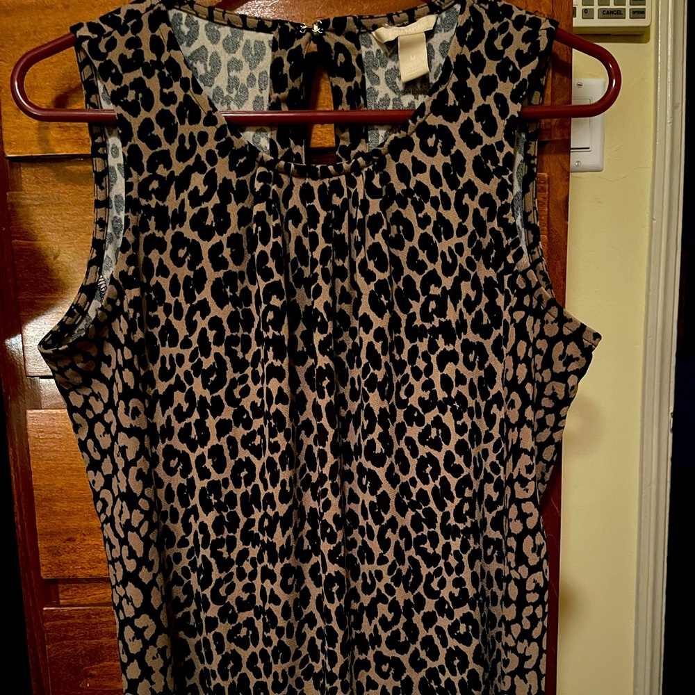 MAKE AN OFFER on this classic sleeveless Banana Republic Print Top